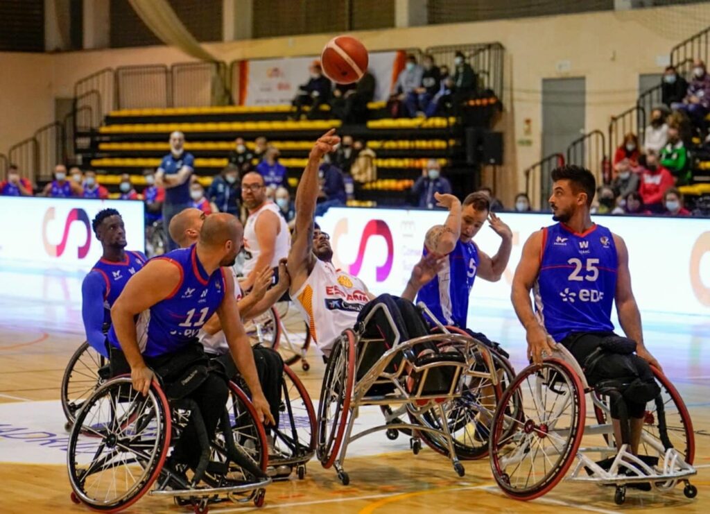 España suda la victoria ante Francia en el estreno del Europeo