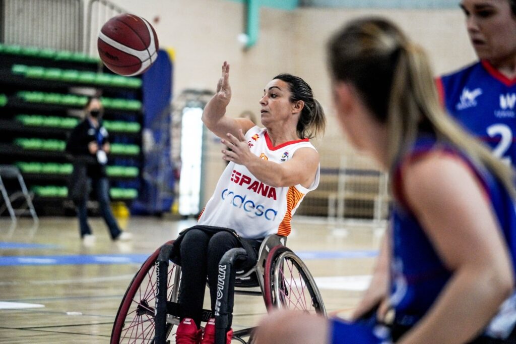 España firma una exhibición ante Francia para colarse en semifinales
