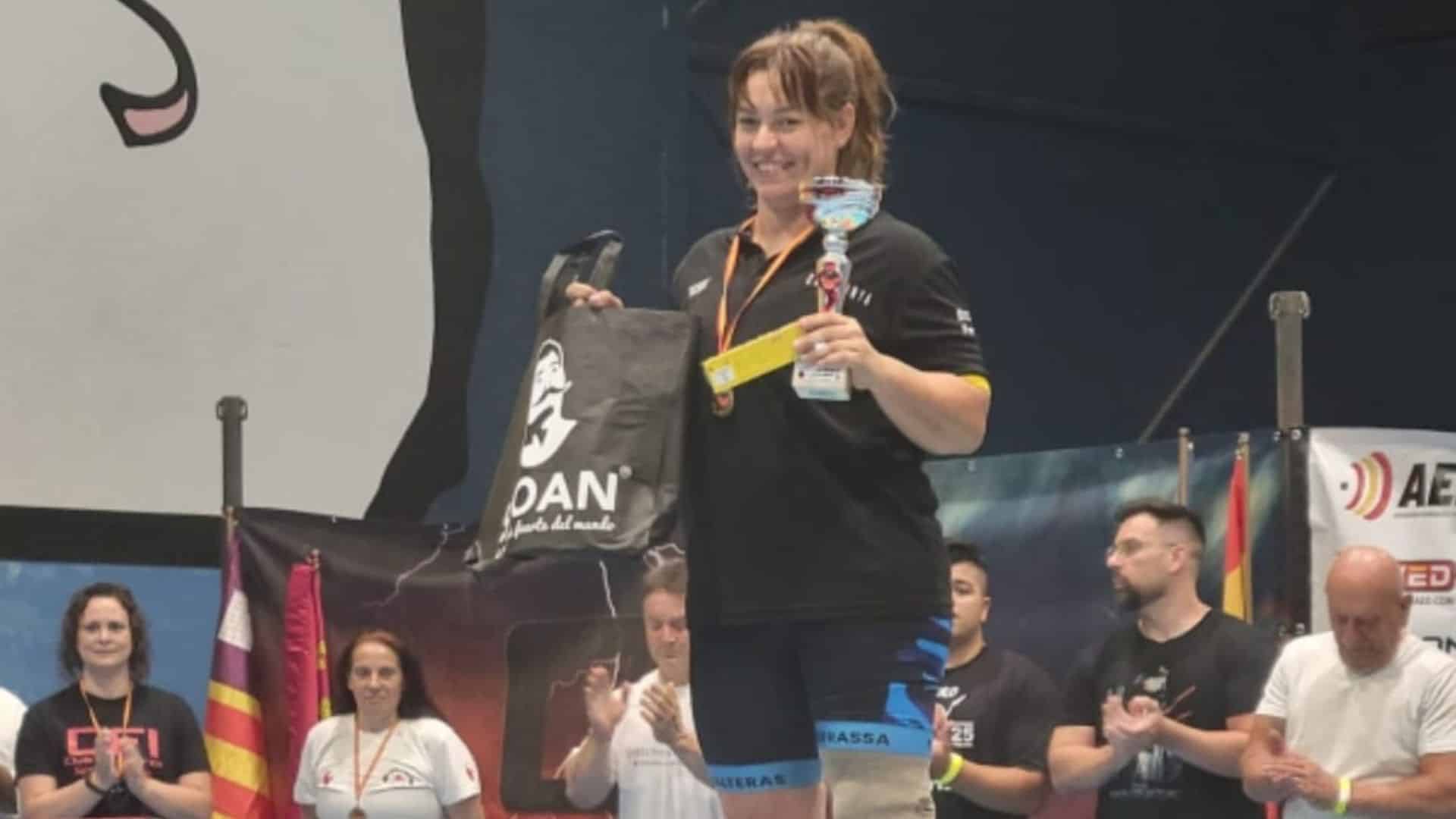 Montse Alcoba levanta récords y rompe barreras en el press banca