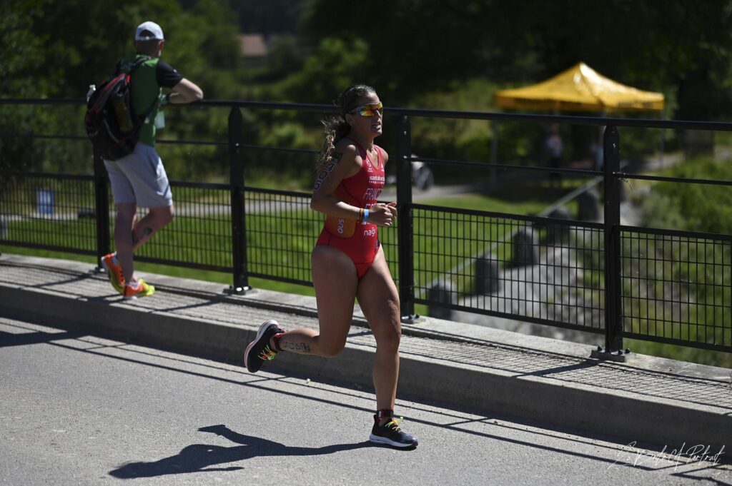 La triatleta Marta Francés gana el oro en la Copa del Mundo de Besançon