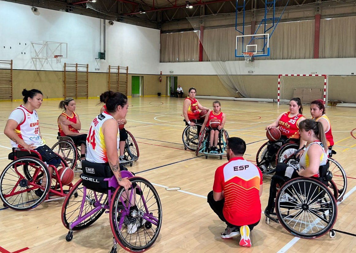 España se evapora en el último cuarto y cae en su debut mundialista