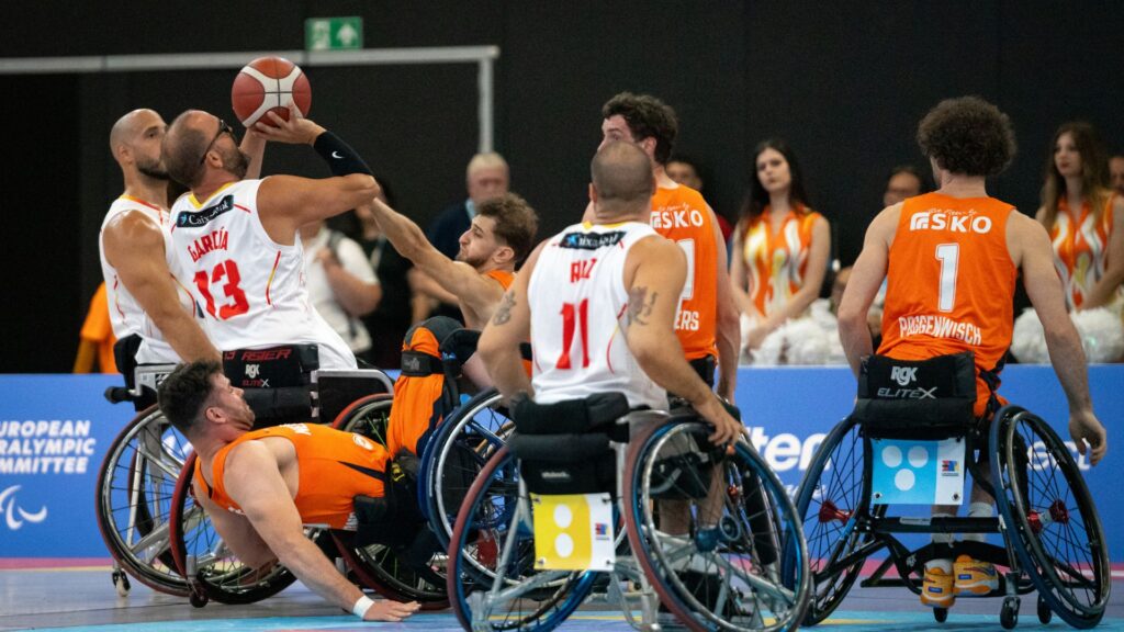 Una gris España tropieza con Holanda en el Europeo de baloncesto en silla