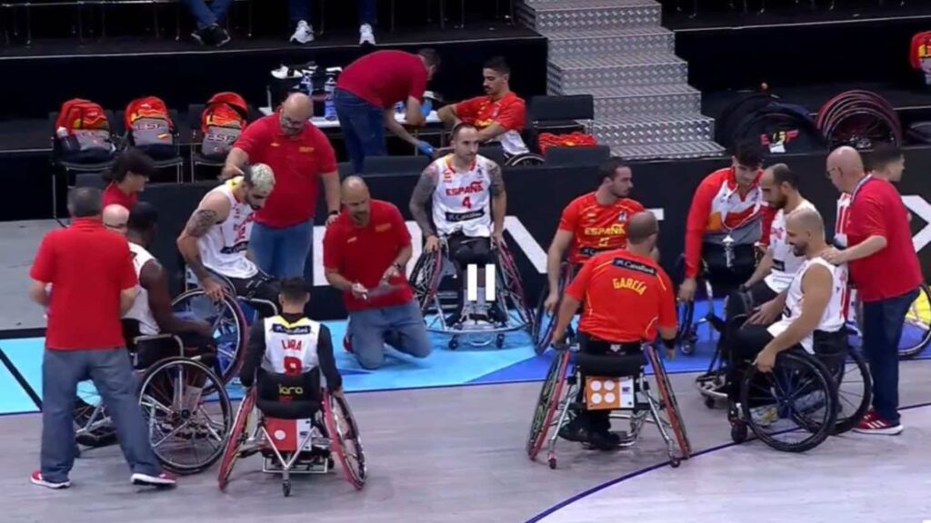 España lame sus heridas con un contundente triunfo ante Letonia
