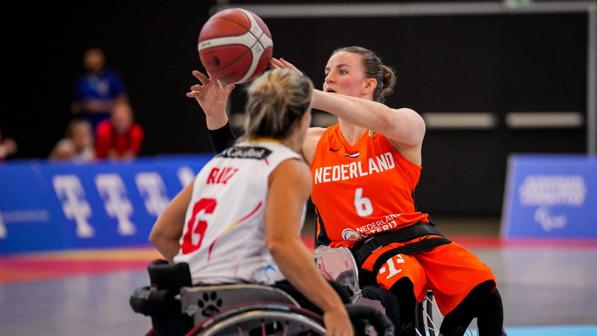 España cae con buena cara ante la imbatible Holanda