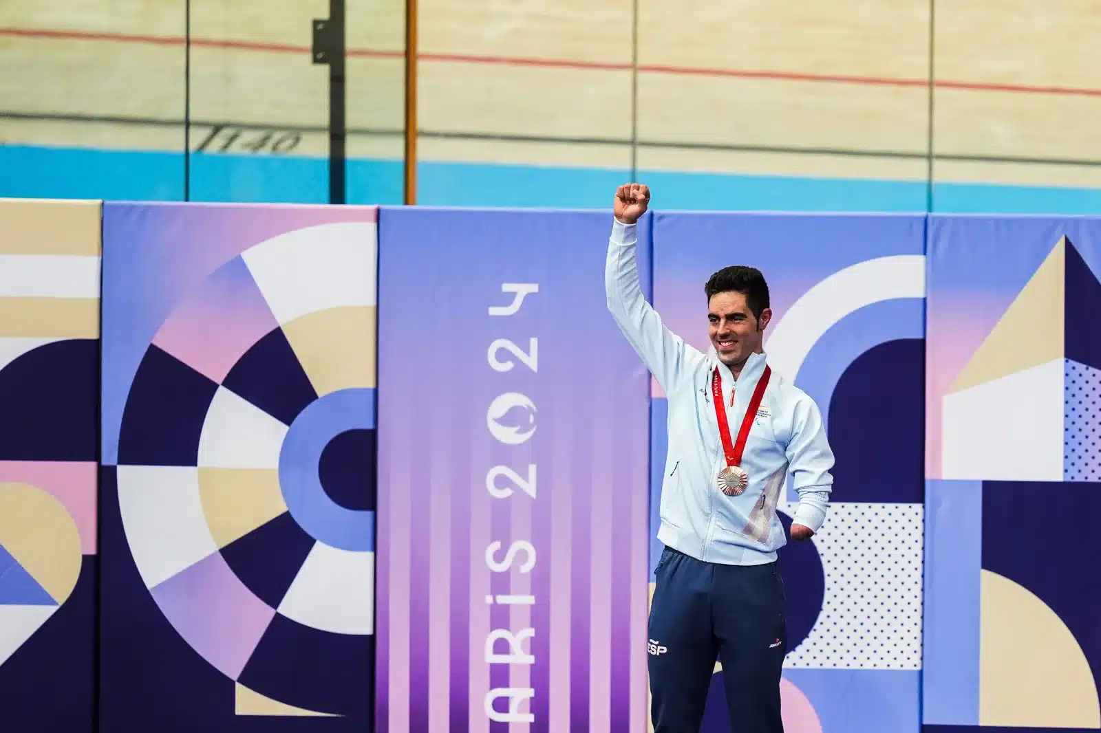 Alfonso Cabello pedalea hasta el bronce en el velódromo de París