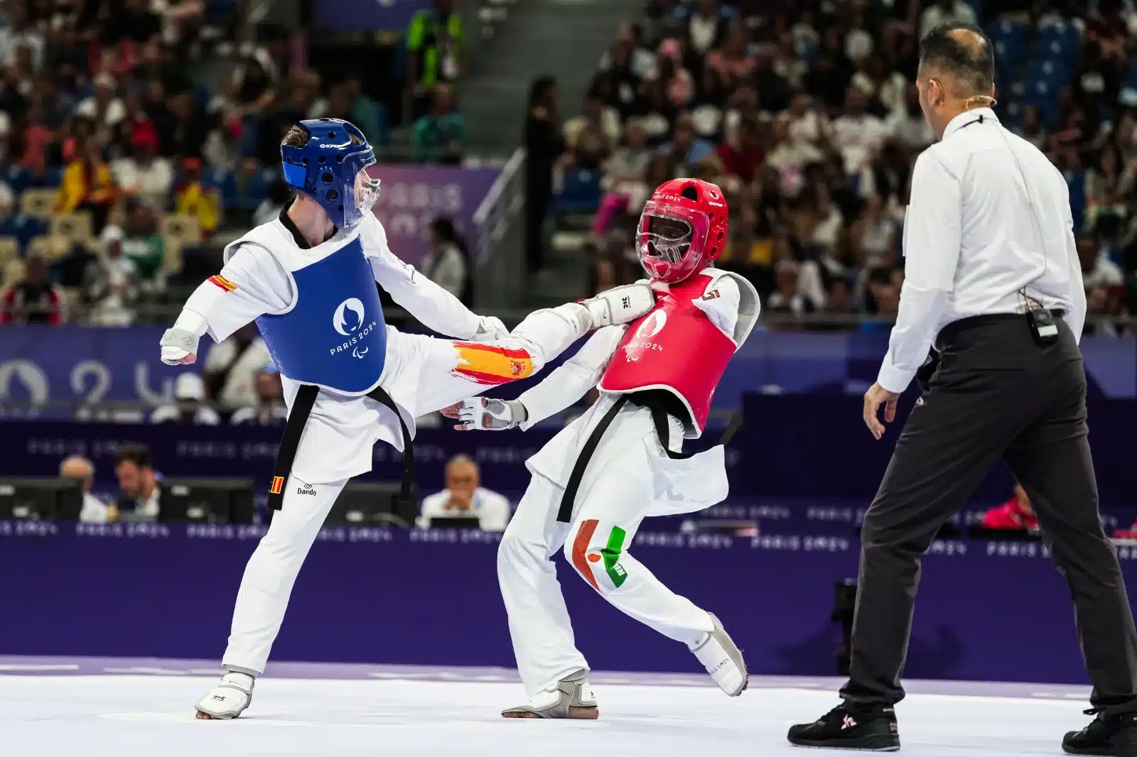 El taekwondista Joel Martín acaricia el podio en el Grand Palais