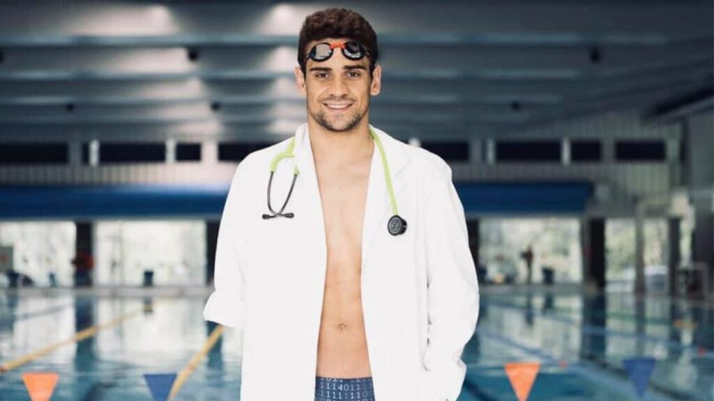 El doctor Óscar Salguero, un acto de fe en la piscina