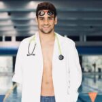 El doctor Óscar Salguero, un acto de fe en la piscina