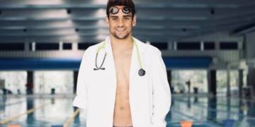 El doctor Óscar Salguero, un acto de fe en la piscina