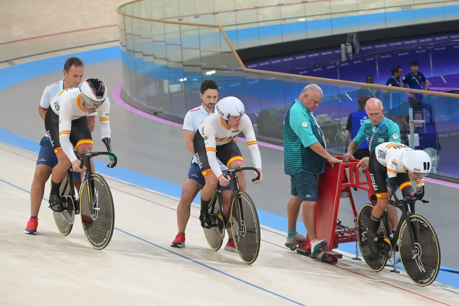 Un tridente plateado en la velocidad por equipos en el velódromo