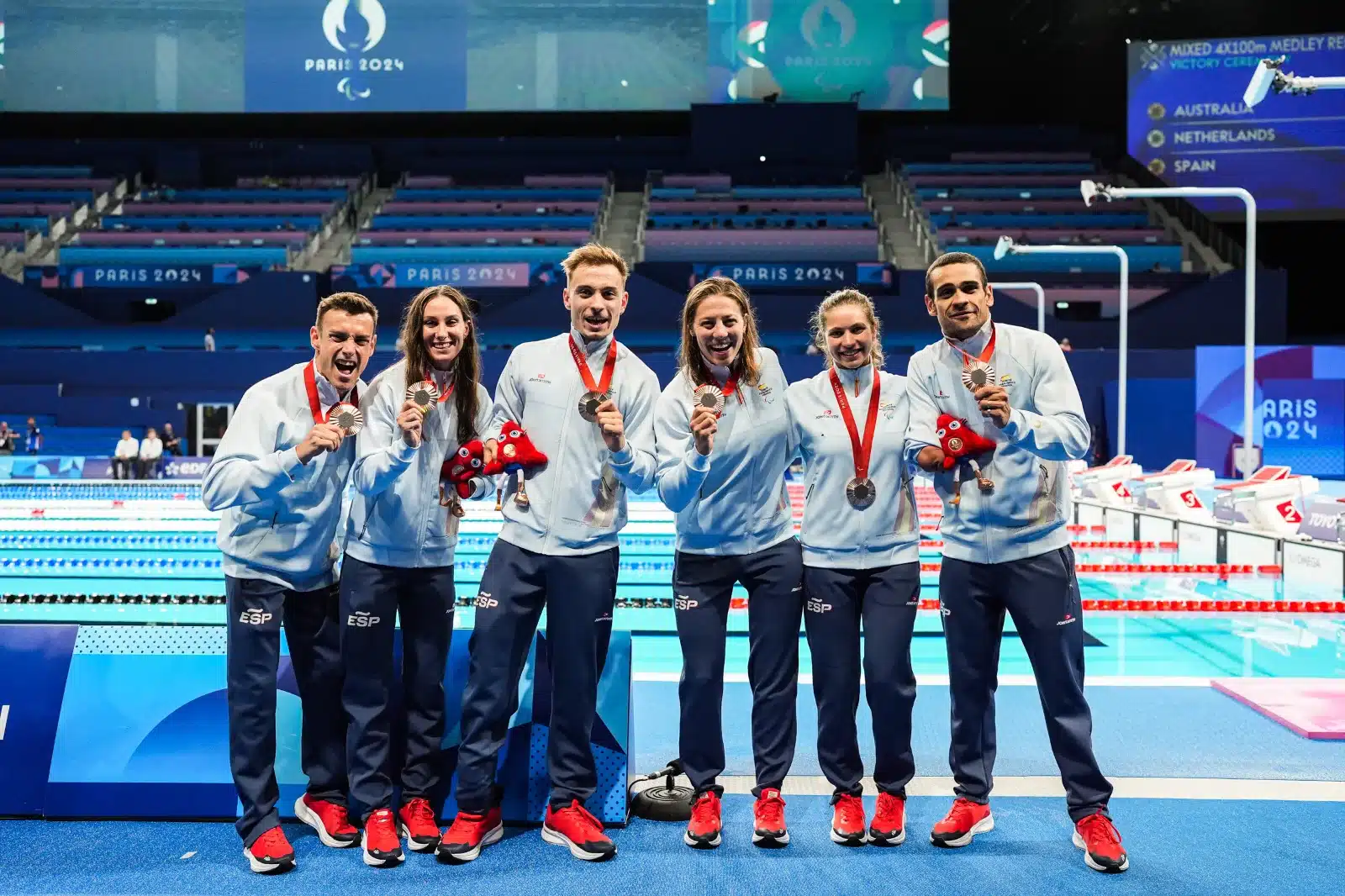 El relevo español 4×100 estilos se baña en bronce en la piscina de París