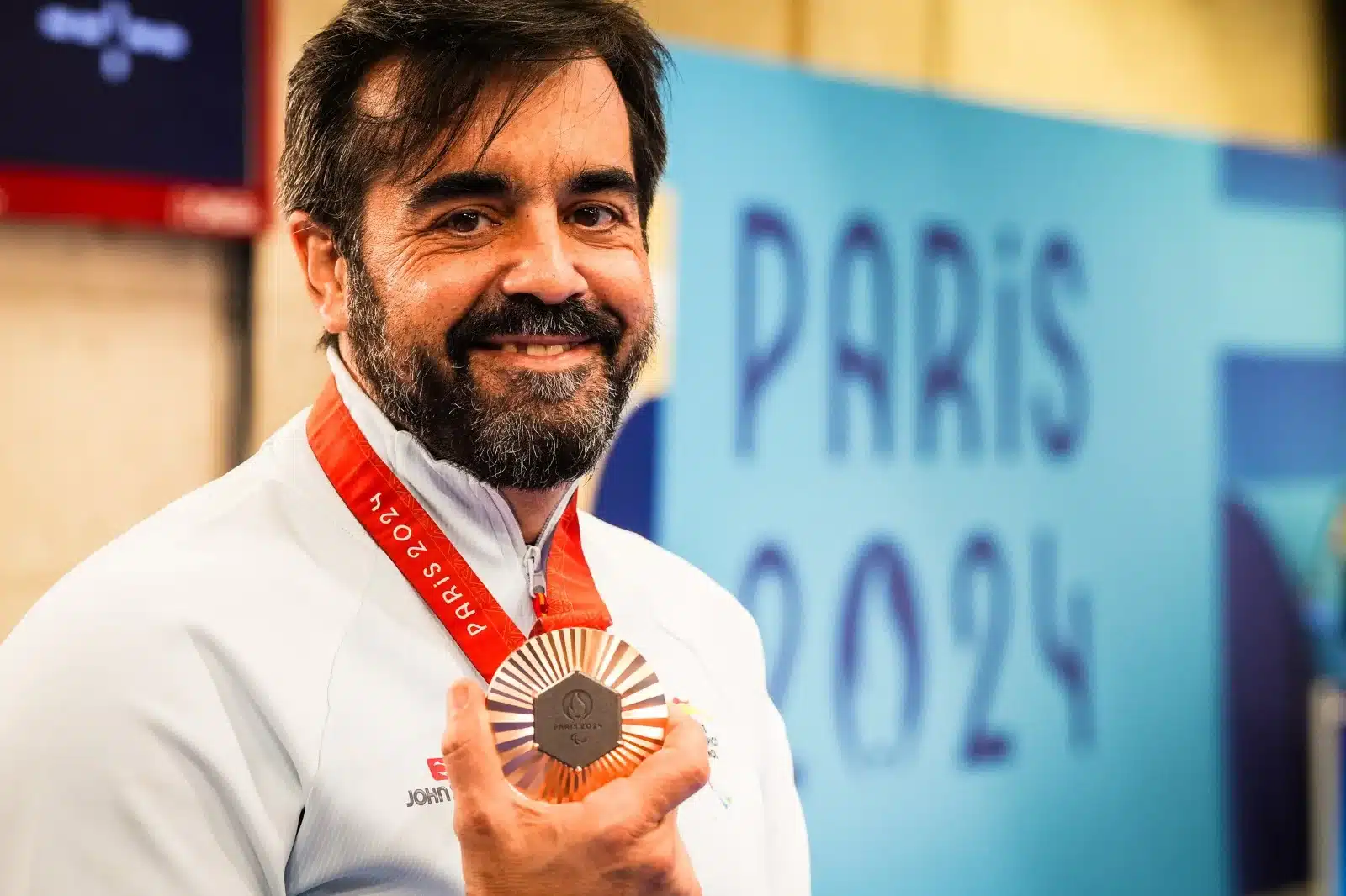 Juan Saavedra dispara con su carabina al bronce paralímpico en París