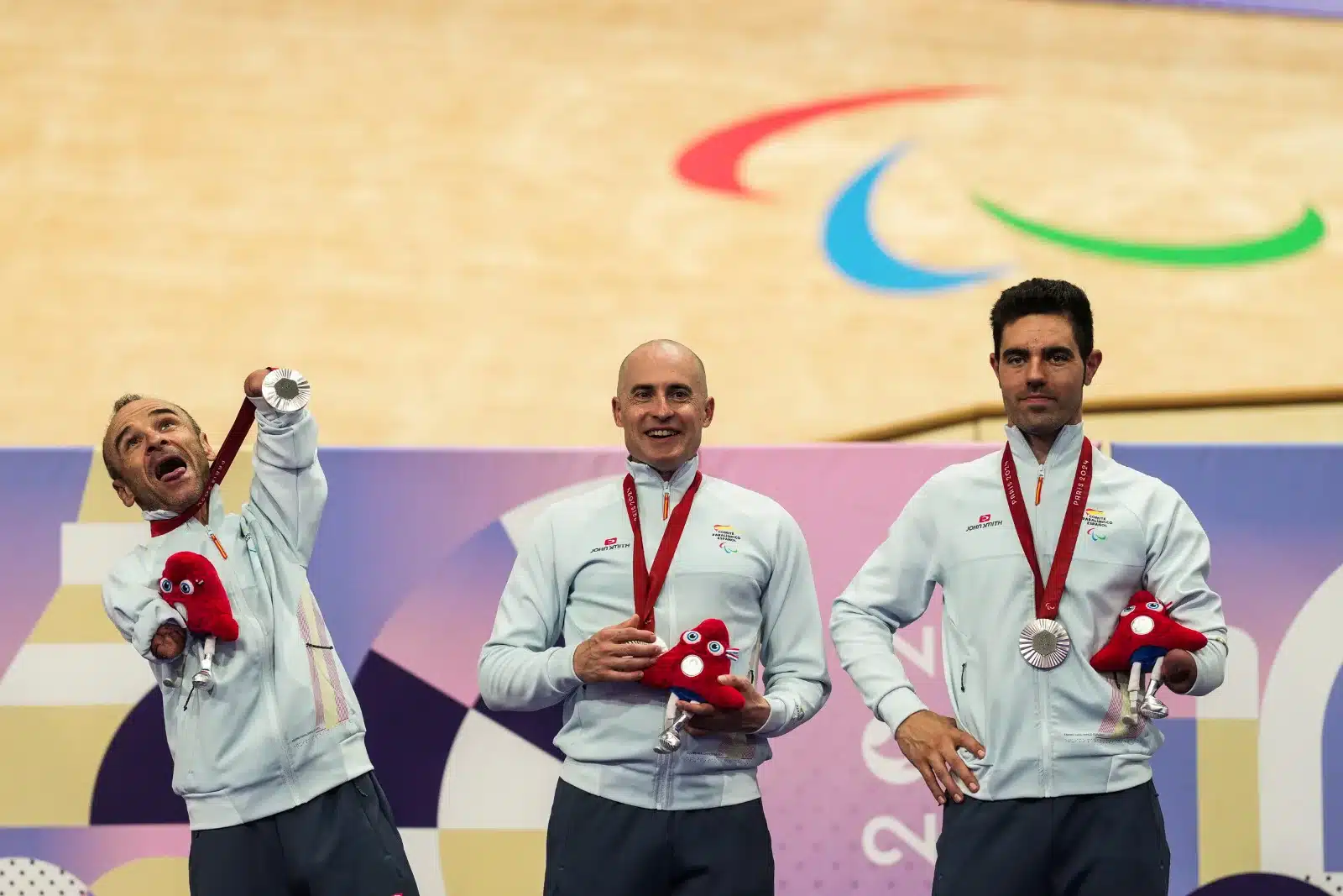 Un tridente plateado en la velocidad por equipos en el velódromo