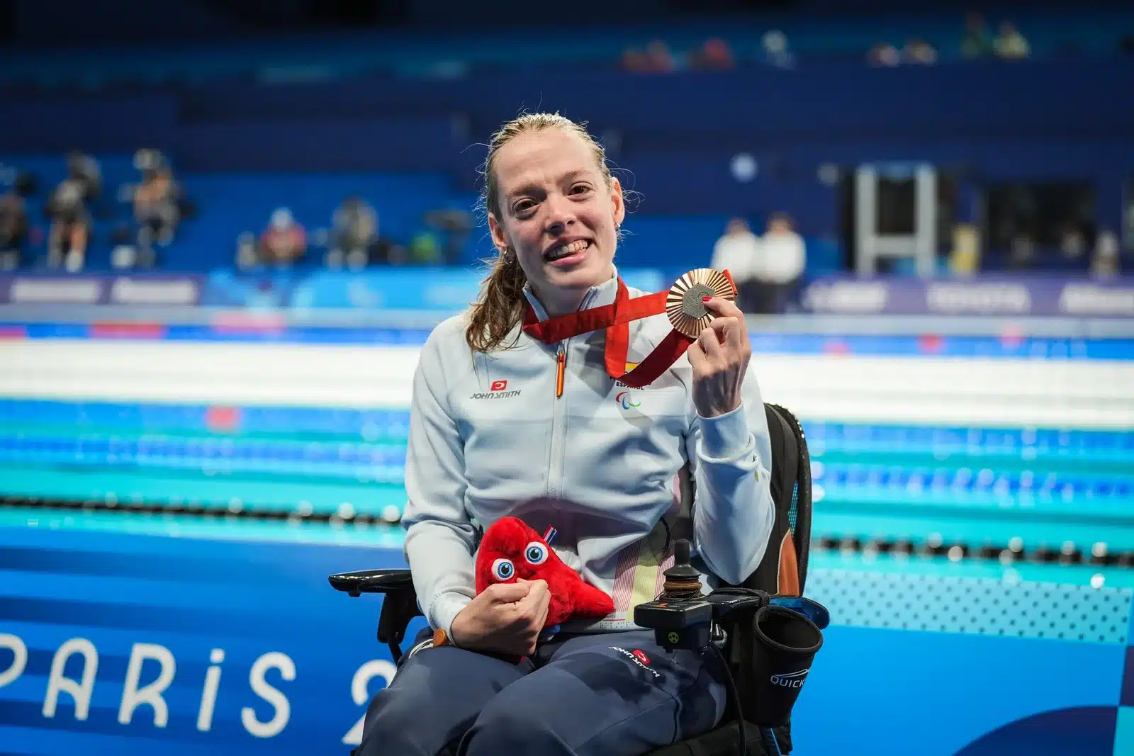 Marta Fernández, un bronce de bravura en la piscina La Défense