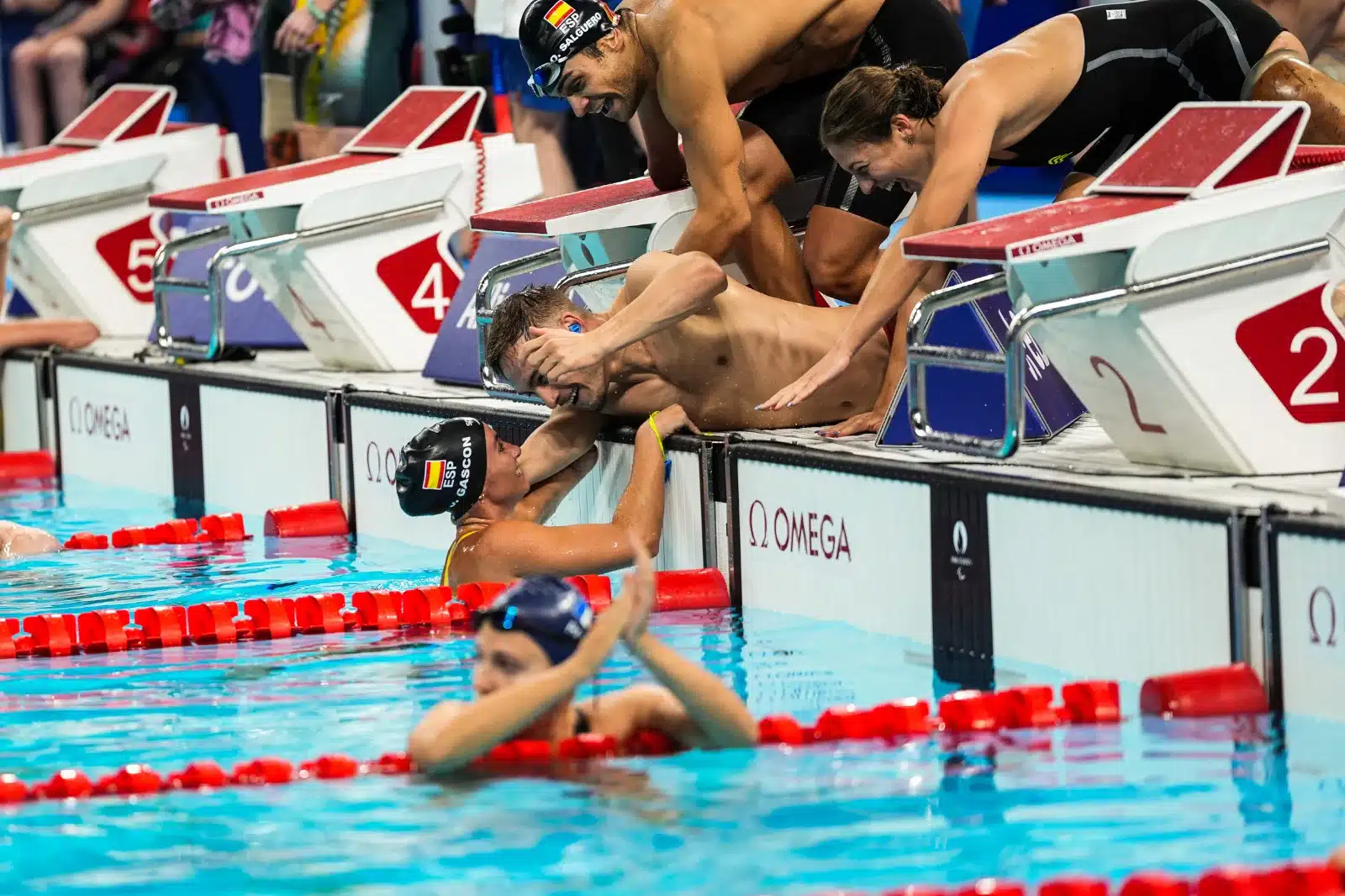 El relevo español 4×100 estilos se baña en bronce en la piscina de París