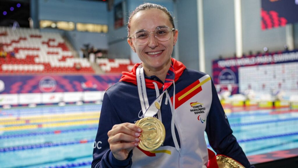 María Delgado se redime con un oro brillante en el Mundial de natación en Singapur