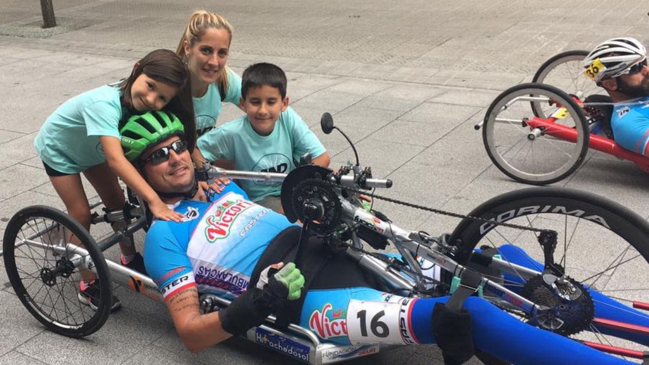 Alejandro Navarro en la handbike con su familia