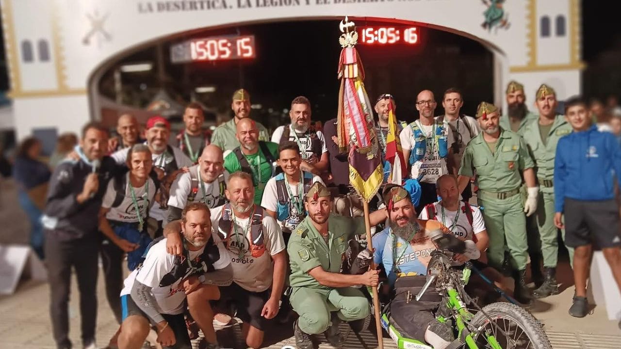 Alejandro Navarro en la meta de la Desértica de Almería