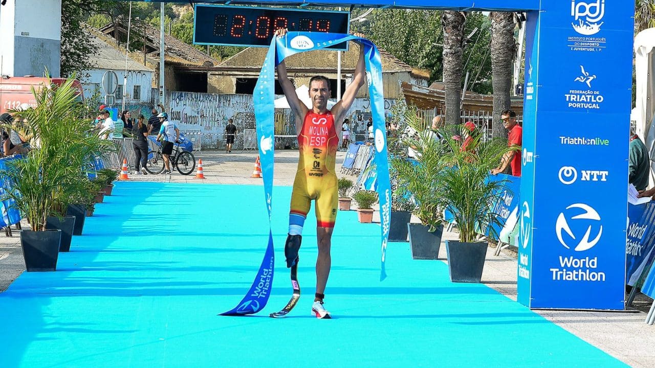 Dani Molina tras ganar el oro en la Copa del Mundo de Alhandra de triatlón paralímpico.