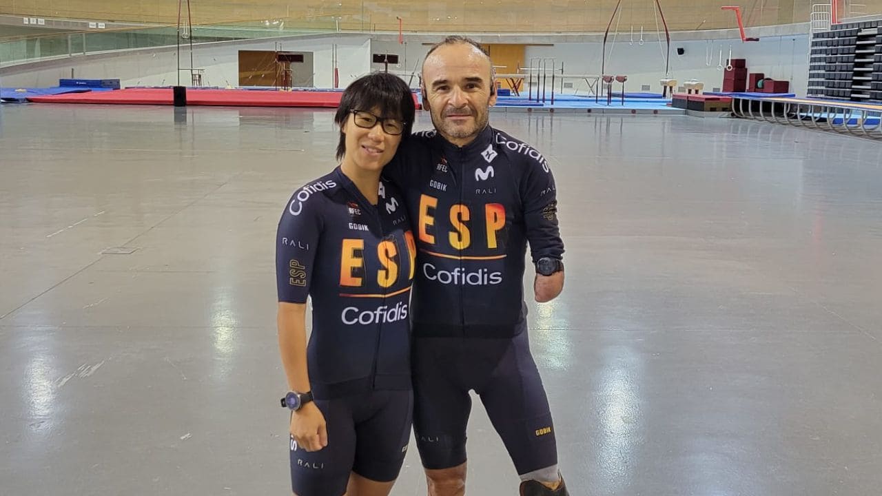 Isabel Yinghua Hernández junto a Ricardo Ten en el velódromo