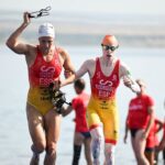 Susana Rodríguez y su guía Sara Pérez en una prueba de triatlón