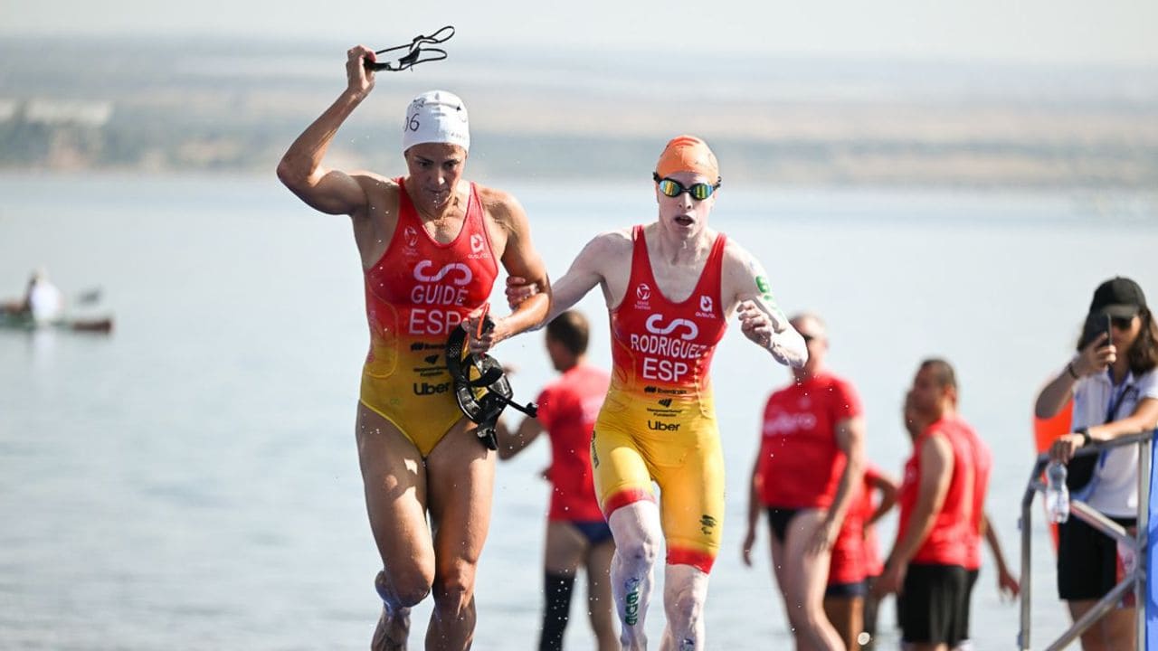 Susana Rodríguez y su guía Sara Pérez en una prueba de triatlón