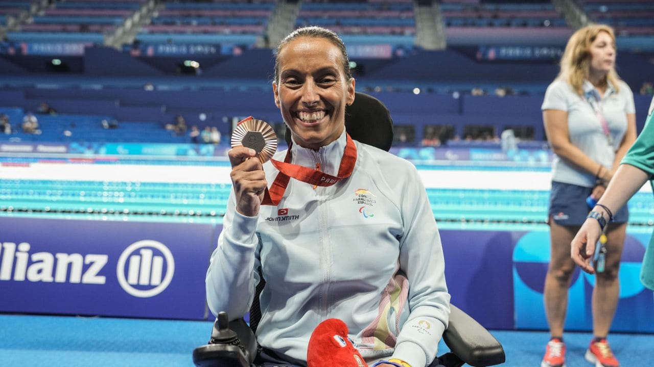 Teresa Perales con su medalla paralímpica número 28 en París 2024