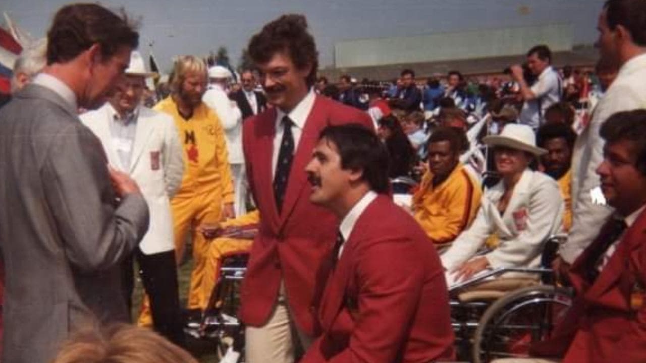 Antonio Henares en Stoke Mandeville saluda al actual rey Carlos III de Inglaterra