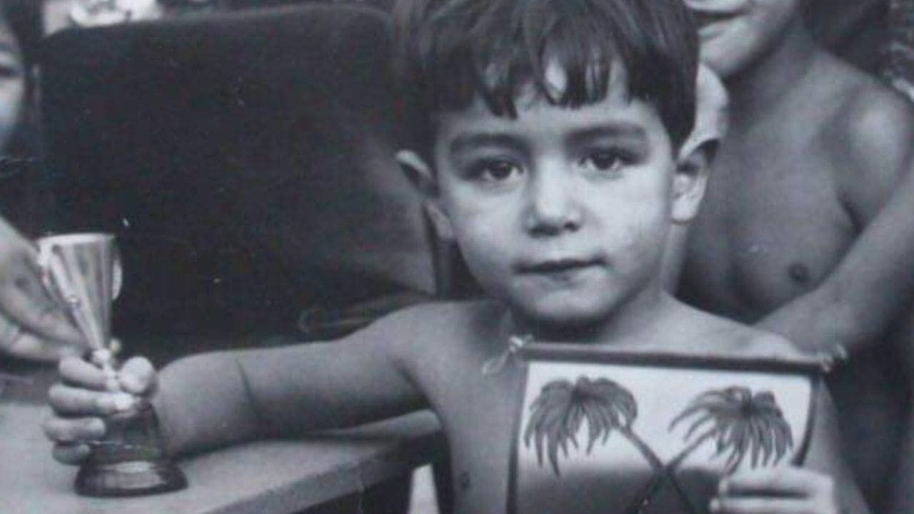 Eugenio Jiménez al ganar su primer trofeo en natación con cinco años