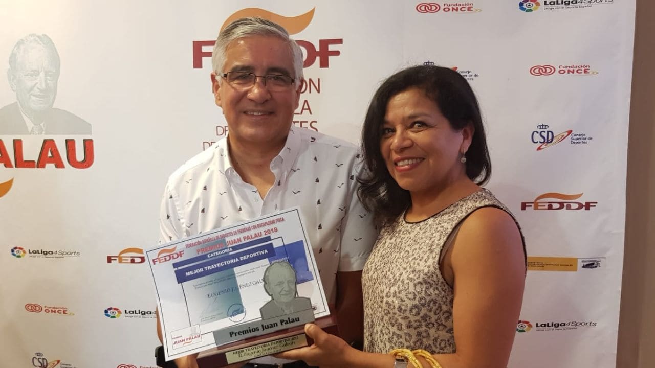 Eugenio Jiménez al recibir el premio Juan Palau de la FEDDF