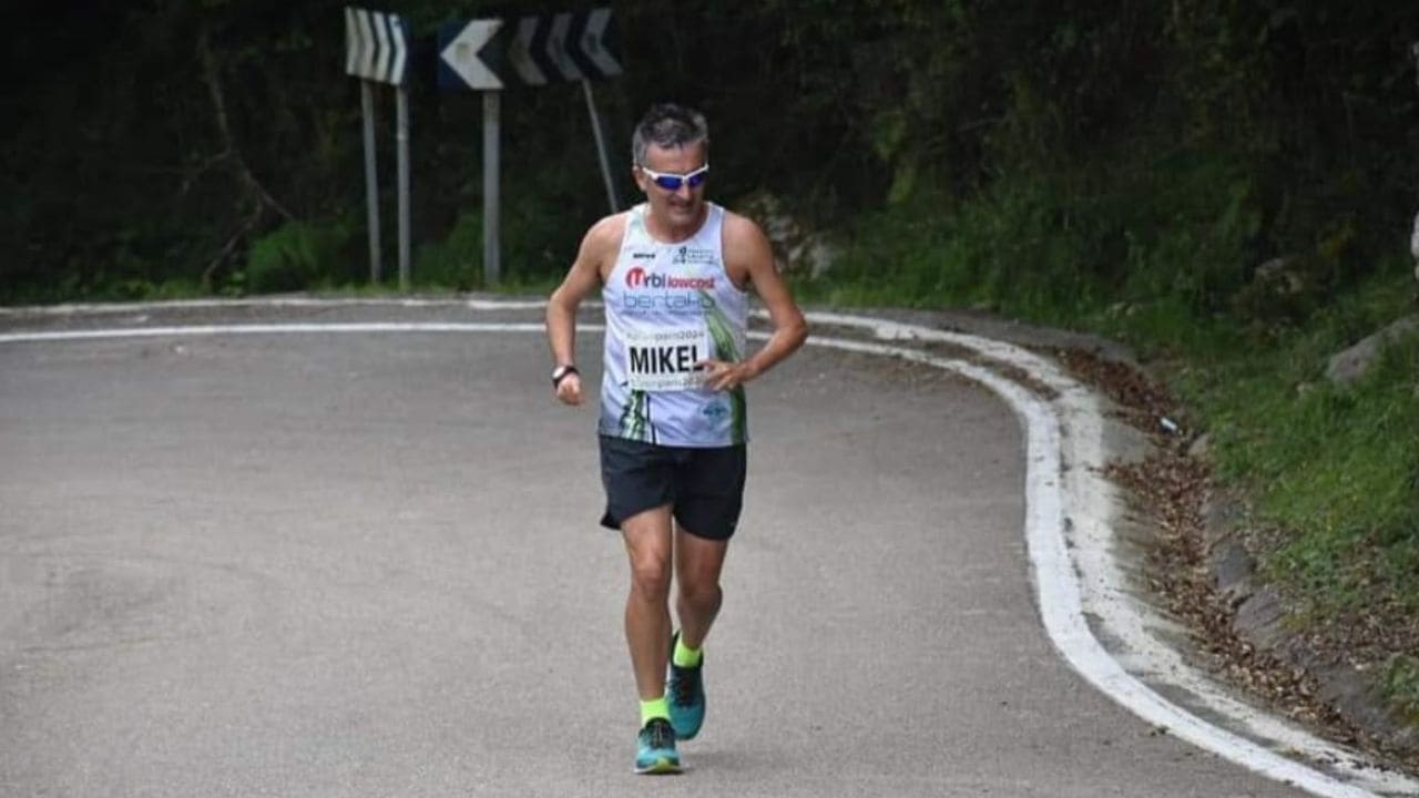 Javi Conde en una subida a un puerto montaña Montes Solidarios