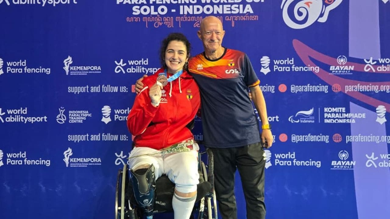 Judith Rodríguez con Manuel Mariño su entrenador en la Copa del Mundo esgrima en silla en Indonesia