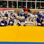 Marta Arce junto a numerosos jóvenes judokas en Logroño