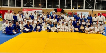 Marta Arce junto a numerosos jóvenes judokas en Logroño