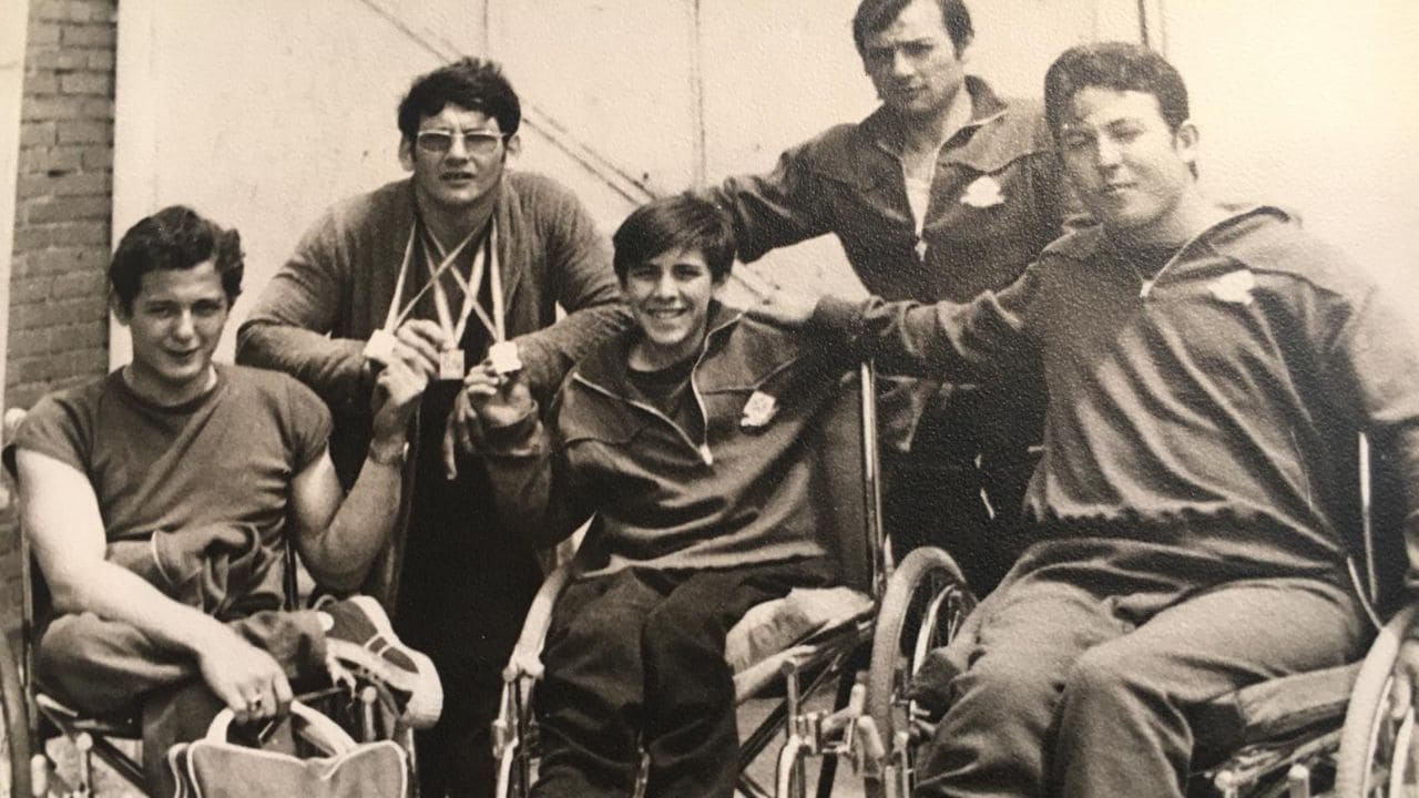 Miguel Carol con medallas y compañeros natación