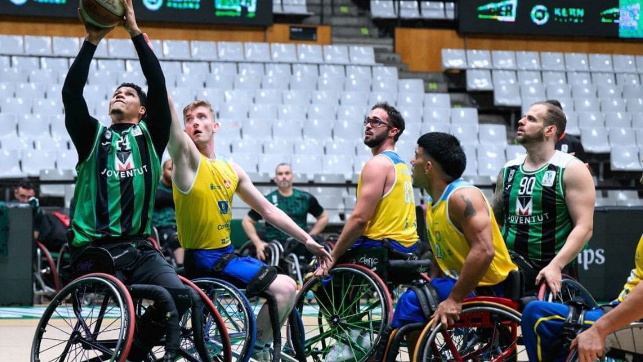 Partido en el Joventut y el Sureste Gran Canaria de la Superliga de baloncesto en silla