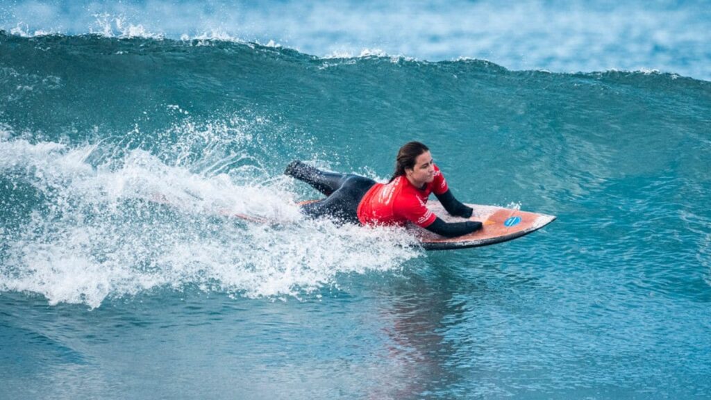 Sarah Almagro reina en el mar de California y Paloma Oñate brilla con plata en el Mundial de surf adaptado