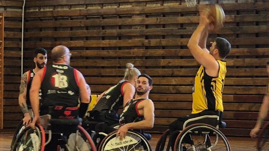 Bidaideak frena a Ilunion y mantiene el pulso con Amiab en la Superliga de baloncesto en silla de ruedas