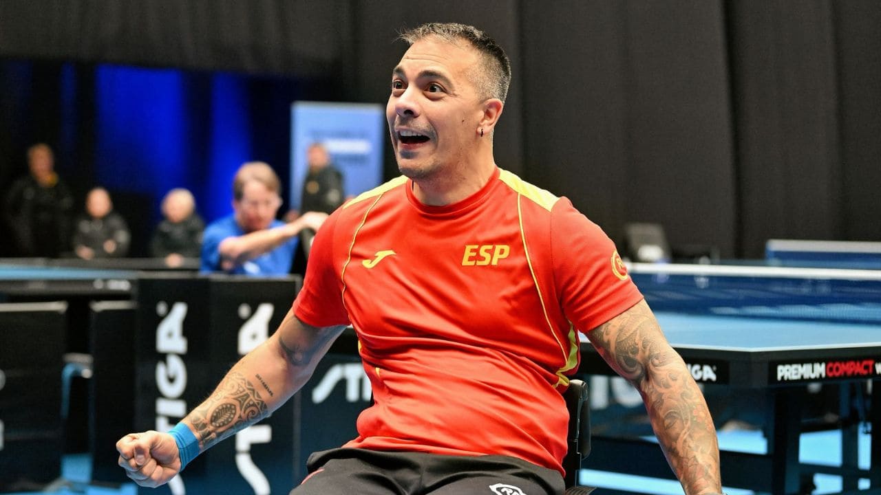 Eder Rodríguez celebra la plata que ganó en el Europeo de tenis de mesa paralímpico