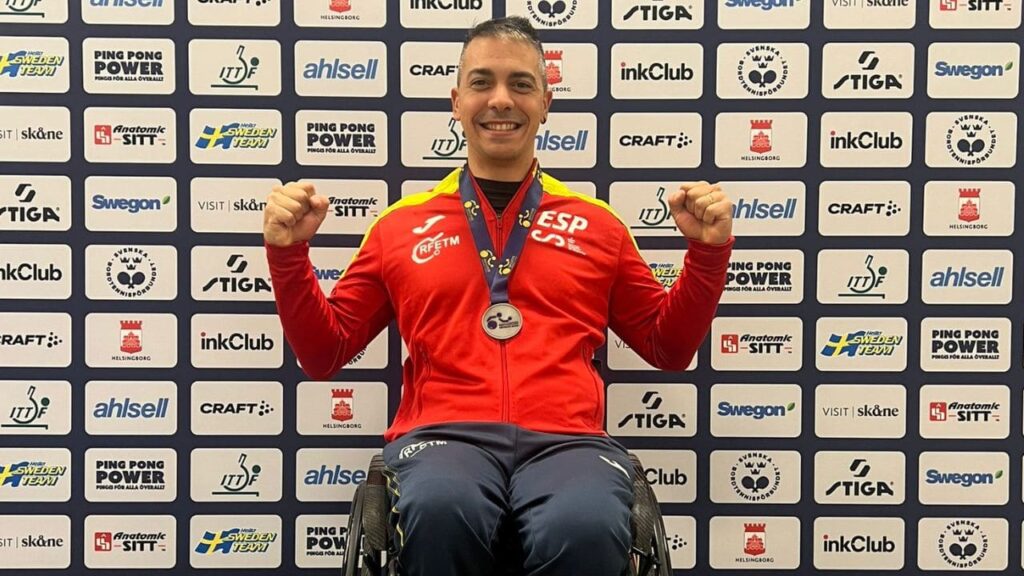 Eder Rodríguez posa con la medalla de plata en el Europeo de tenis de mesa paralímpico.