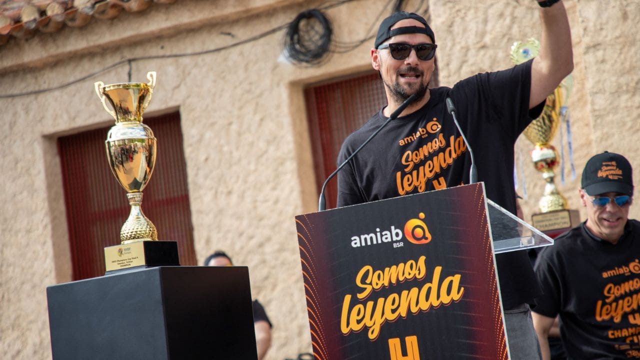 Abraham Carrión celebrando la cuarta Champions de Amiab Albacete, la tercera suya como entrenador