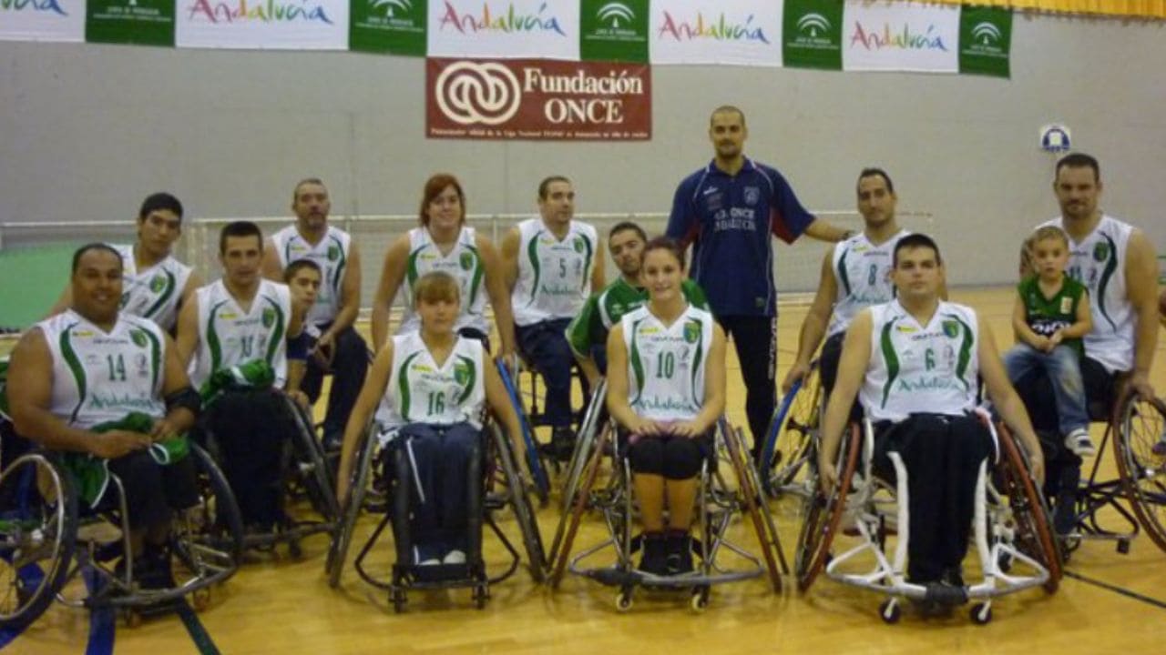 Abraham Carrión con la plantilla del ONCE Andalucía de baloncesto en silla