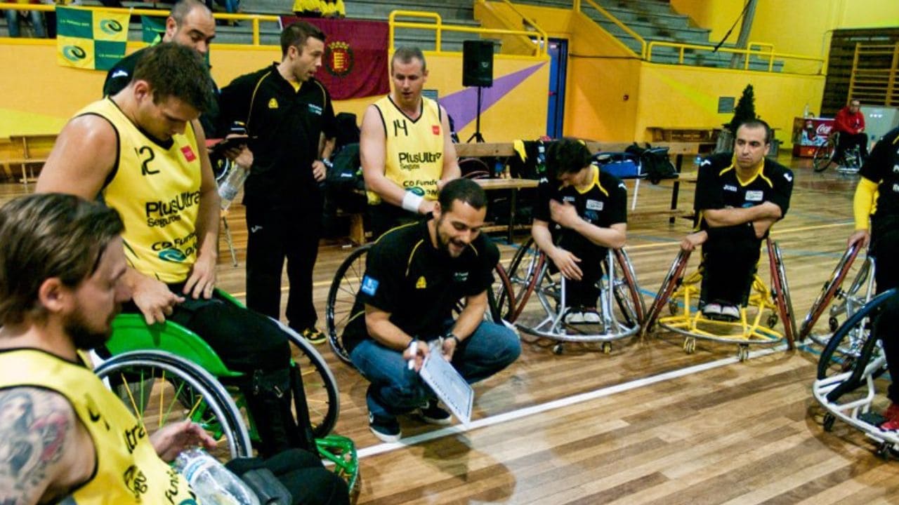 Abraham Carrión da instrucciones en su etapa en Fundosa ONCE de baloncesto en silla