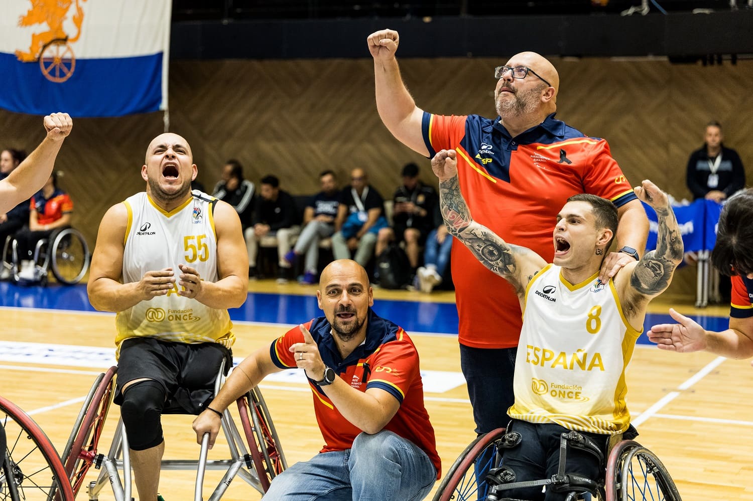 Abraham Carrión y algunos jugadores celebran el oro de España en el Europeo de baloncesto en silla