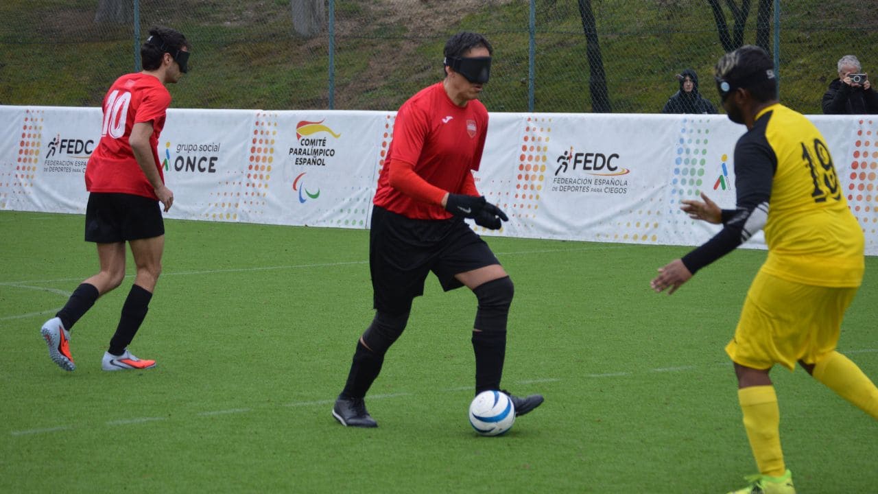 Adolfo Acosta en el partido entre Madrid y Chamartín de fútbol para ciegos