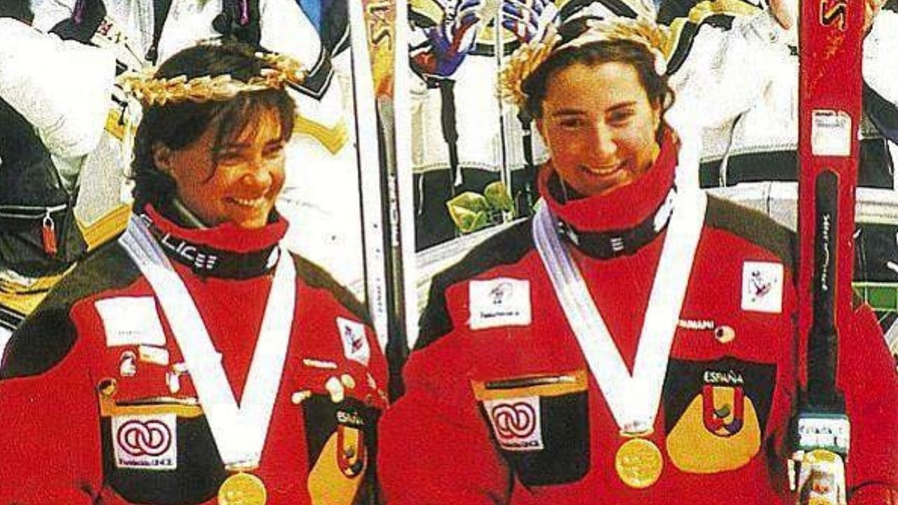 Ana Casas, guía, y la barcelonesa Magda Amo, con uno de los oros paralímpicos en Nagano 1998