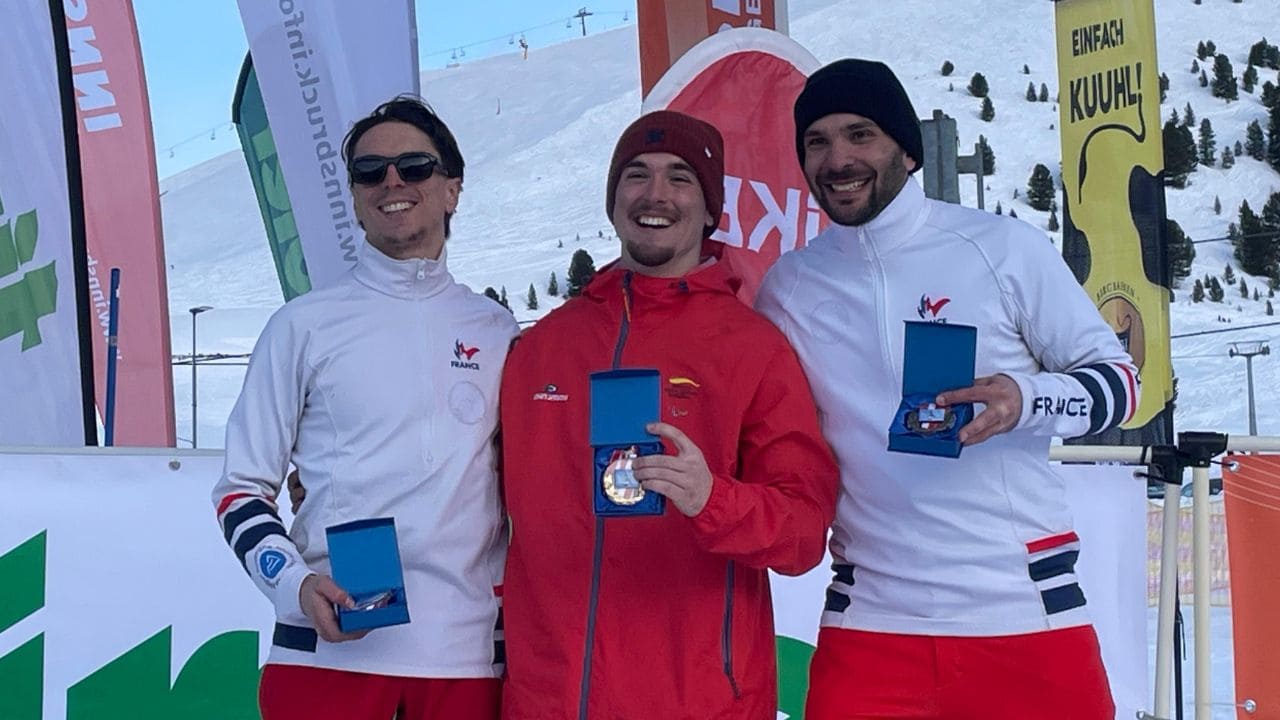 Emilio Redondo en el podio al ganar una prueba de snowboard paralímpico