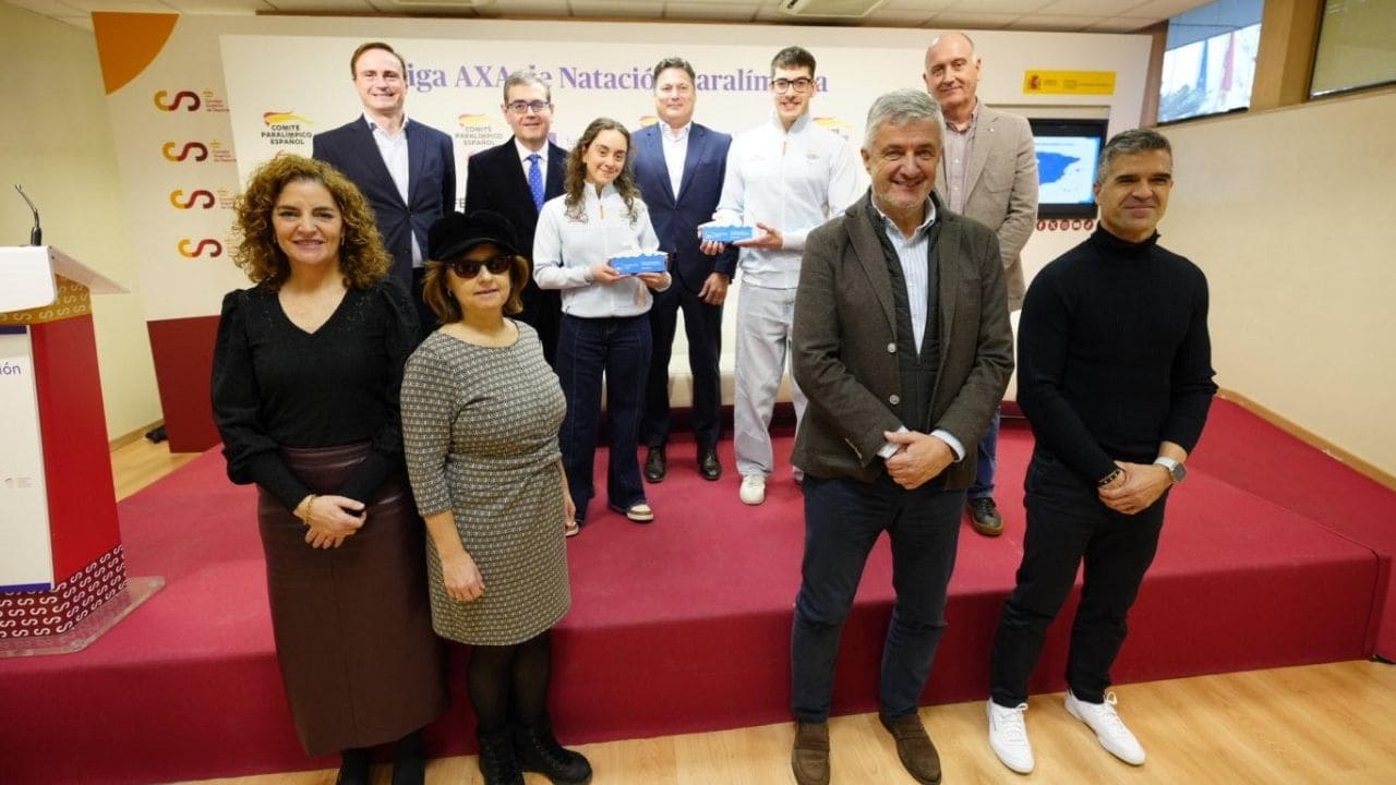 Ganadores de la Liga AXA de natación paralímpica con representación de las federaciones, del CPE y de la Fundación AXA