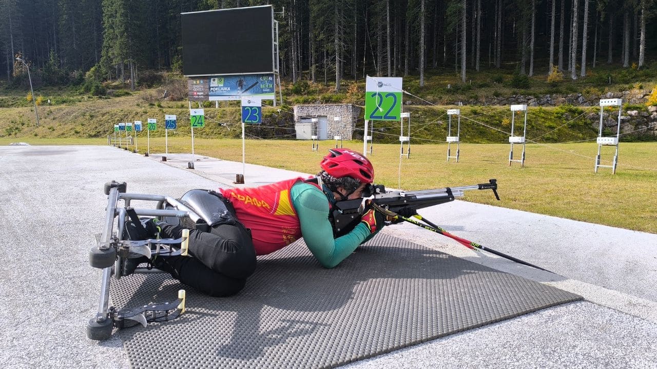 Higinio Rivero practicando tiro carabina biatlón paralímpico