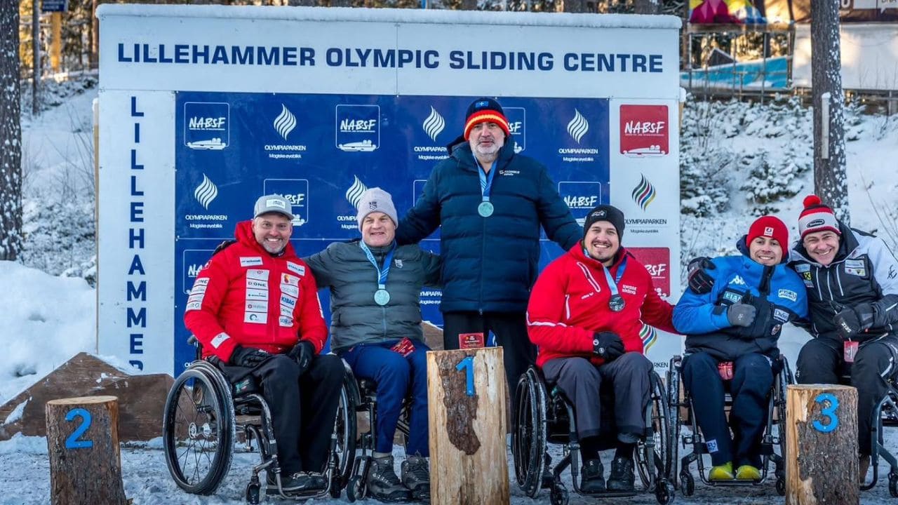 Israel Blanco con la medalla de oro en el podio de la Copa del Mundo de bobsleigh en Lillehammer